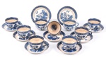 IMPERIAL - IRONSTONE - JAPAN - Conjunto de 9 xícaras de chá com pires em faiança esmaltada japonesa em fundo branco e azul. Craquelê do tempo em seu interior e filetes dourados. Medida: 13 cm pires; 10 x 5,5 cm xícara