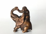 MINIATURA - Netsuke em madeira esculpida à mão representando elefante e macaco (fengshui) oriental. Peça de coleção. Medida: 6 cm x 4 cm