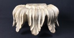 ARTE SACRA - Grande e elegante peanha em bloco de madeira entalhada com pátina branca. Medida: 29 x 20 x 16 cm.