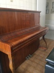 Piano vertical de manufatura Liszt composto de três pedais, 88 notas em madeira. Necessita de agendamento prévio para retirada em São Conrado logo após o Hotel Nacional, na Av Niemeyer. Medida: comprimento: 150 cm x altura 123 cm x largura 61 cm