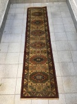 Grande passadeira oriental com motivos geométricos. Medida: 315 cm x 77 cm.