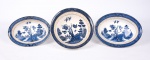IMPERIAL - IRONSTONE - JAPAN - Legumeiras em faiança esmaltada japonesa em fundo branco e azul. Craquelê do tempo em seu interior e filetes dourados. Medidas: 22,5 x 7 cm , 25 x 19 x 6 cm e 22,5 x 16 x 5 cm.