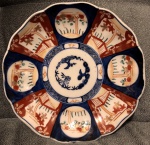 IMARI - Final  do séc. XIX / início do séc. XX. Excepcional medalhão de porcelana oriental, IMARI, Med. 24cm de diâmetro.