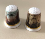 Coleção - Par de dedais de porcelana, decorados com tema de Paris.