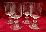Belíssimo conjunto de quatro belíssimas taças para licor, de cristal, com bela lapidação no estilo Art Déco. Cerca de 1940.