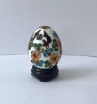 CLOISONNE- Lindo ovo decorativo em cloisonne, fundo branco e detalhes coloridos. Acompanha peanha. Med. 6cm