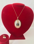 BIJUTERIA FINA- Lindíssimo conjunto de brinco e colar com pingente representando Nossa Senhora. Med. 22cm (fechado, possui extensor) e 5cm pingente