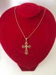 JOIA- Belo colar com pingente representando cruz, banhado a ouro. Med. 22cm (colar fechado) e 5cm (pingente)