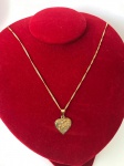 JOIA- Lindo colar com pingente representando coração, gravado ''JESUS''. Possui um pontinho de zircônia.  Banhado a ouro. Med. 24cm (fechado) pingente 3cm