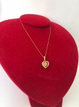JOIA- Delicado colar com pingente em formato de coração, cravejado por zircônias, banhados a ouro. Med. 21cm (colar) 2cm(pingente)