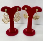 JOIA- Dois pares de brincos pendentes banhados a ouro, modelo leque e chuveirinho.