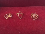 JOIA- Três anéis banhados a ouro, formatos geométricos. Aro. 16/19