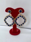 BIJUTERIA FINA- Lindo par de brincos pendentes, dourados, com pedrarias na cor azul royal. Med. 6cm