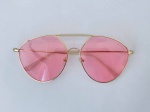 Magnífico óculos feminino para sol, armação dourada com hastes branca, lentes na cor rosa.