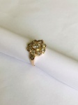 JOIA- Lindíssimo anel em ouro 18k, modelo flor, ricamente cravejado por grandes brilhantes. Galeria completa! Aro. 14 . Aprox. 1,40 kl