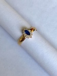 JOIA- Lindíssimo anel em ouro 18k, galeria central composta por linda pedra em safira azul, adornada por brilhantes. Galeria completa. Aro 14