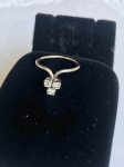 JOIA- Delicado anel em ouro branco, cravejado por três lindas pedras em brilhante. Modelo anos 50. Aro. 14.