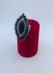 BIJUTERIA FINA- Belíssimo anel feminino em formado de navete, metal prateado com pedras na cor negra. Aro. 20/21