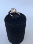 CÓPIA DE JOIA- Belíssimo anel solitário na cor dourada,  cravejado por pedras na cor branca. Aro. 18