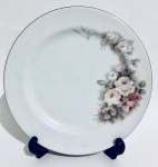 Schmidt - Belo prato para coleção, de fina porcelana schmidt, borda filetada em prata, decorado com rosáceas. Med. 19cm de diâmetro.