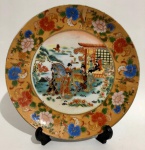 Excepcional prato de porcelana oriental, ricamente decorado no estilo mandarim, galeria central retratando  cena típica do cotidiano de gueixas. Med. 21cm de diâmetro.