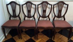 Belo conjunto com 04 cadeiras Art Nouveau, de madeira nobre, da déc. de 50. (Uma precisa de pequeno restauro no encosto). Retirada em Copacabana - RJ.