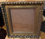 Belíssimo quadro para fotografia, com rica moldura de madeira nobre entalhada, e vidro. Med. aprox. 40x35cm.