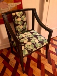 Bela cadeira de braço, de madeira nobre, no estilo inglês, com patina, estofada com tecido estampado de frutas. Estofamento novo.