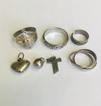 PRATA- Quatro anéis e três pingentes diversos em prata de lei.