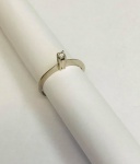 JOIA- Lindo e delicado anel solitário em ouro branco com brilhante central. Aro 14