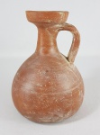 ARQUEOLOGIA - Antiga jarra romana FLAGON em terracota  vermelha com alça. Elegantemente moldada, friso acinturando o bojo. Atribuída ao período de I ao III século D.C. Vestígios de escavação. Testes de Carbono 14 podem ser realizados. Sem documentação. Altura:  17 cm.  -------------------> VIDE: https://ancienttouch.com/roman-pottery-closed-shapes.htm