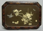 Antiga caixa japonesa assinada, feita em madeira leve laqueada e pintada com delicadas aplicações de marfim esculpido com ramos de flores e pássaro de madrepérola na tampa. Marcas do tempo. Med. 24 x 17 x 09 cm.