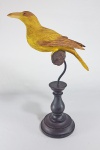 Escultura importada de pássaro em material sintético. Med. 33 cm.