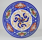Prato em porcelana, sem marcas, pintado à mão ao gosto oriental. Med. 30 cm.