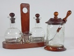 CADORO - Duas peças - Galeteiro anos 60 em madeira de lei e vidro, selado no fundo e Pote para mel ou geleia em madeira e vidro lapidado. Med. 22 x 20 x 12 cm e 15 cm.