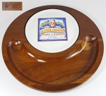 ANOS 60 - JEAN DOBRÉ - TROPIC ART -  - Tábua para queijos e frios redonda em madeira Imbuia e placa de porcelana, feita a mão. Med. 35 cm.