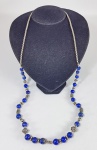 Elegante colar oriental em Lápis Lazuli e detalhes em prata 925. Medida: 82 cm  aberto.