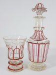 BOHEMIA - Séc. XIX -  Antiga garrafa e copo em cristal lapidação dedão e detalhes em frisos vermelhos. Pq. bicado na tampa. Med. 25 cm e 12 cm.