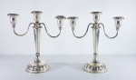 Par de castiçais para 3 velas estilo inglês em silverplate marca: Prataria Sterling. Med. 24 X 23 cm.