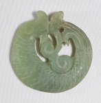 Grande pingente esculpido no formato de carpa em jade verde claro natural.  Med. 6 x 6 cm