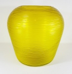 Grande vaso globular em vidro artístico verde limão bojo com caneluras feitas a mão.  Elegante e contemporâneo. Med. 30 x 30 cm.