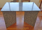 Mesa com design contemporâneo em granito cinza rachado em 3 partes móveis. Pés  no formato de V podem ser montados  ao gosto do comprador. Med 120 x 75 x 78 cm