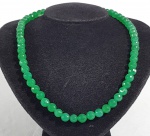 Belo colar em contas facetadas de pedras naturais na cor verde esmeralda. Med 50 cm.