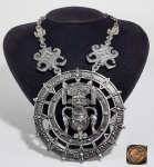 BOLÍVIA - Réplica de jóias pré-colombiana. Med. 66 cm e pingente 10 x 10 cm