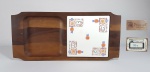 ANOS 60 - JEAN DOBRÉ - TROPIC ART - EDIÇÃO RARA NUMERADA E LIMITADA - Tábua para queijos em madeira Imbuia e placa de porcelana. Med. 39 x 18 cm. Selo com nome do autor, numeração no fundo e marca incisa.