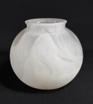 Vaso globular em pasta de vidro branco. Med. 12 cm