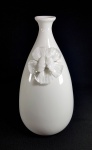 Elegante e delicado vaso pera em porcelana chinesa BLANC DE CHINE com flor aplicada em relevo.  Sem marcas na base. Altura 28 cm
