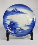 Antigo prato em porcelana japonesa azul e branco.Cerca de 1900. Med 25.5 cm
