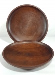 JEAN GILLON - WOOD ART - Duas travessas em madeira possivelmente Jacarandá ou Imbuia . Med. 26 cm