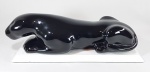 Escultura italiana em cerâmica vitrificada no formato de pantera negra. Base em madeira. discreto restauro na pata. Med. 45 x 17 cm.